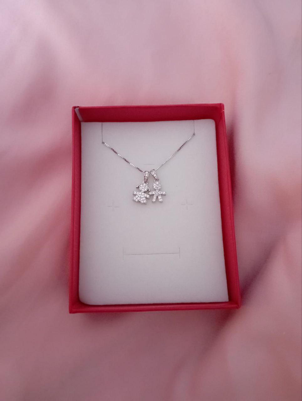 Collana con due ciondoli bimbo e bimba pendenti - argento 925
