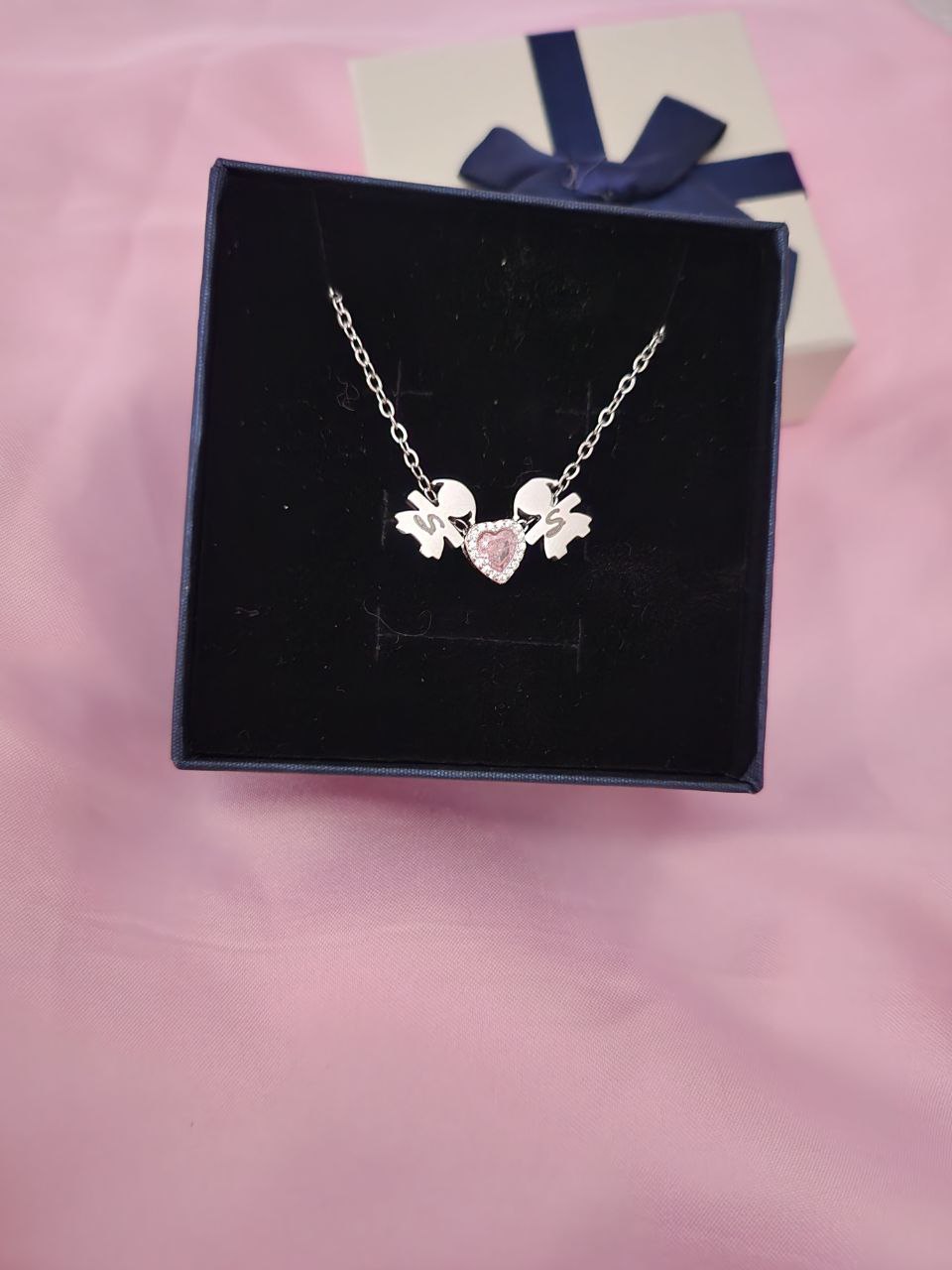 Collana con due bimbe personalizzate e cuore rosa