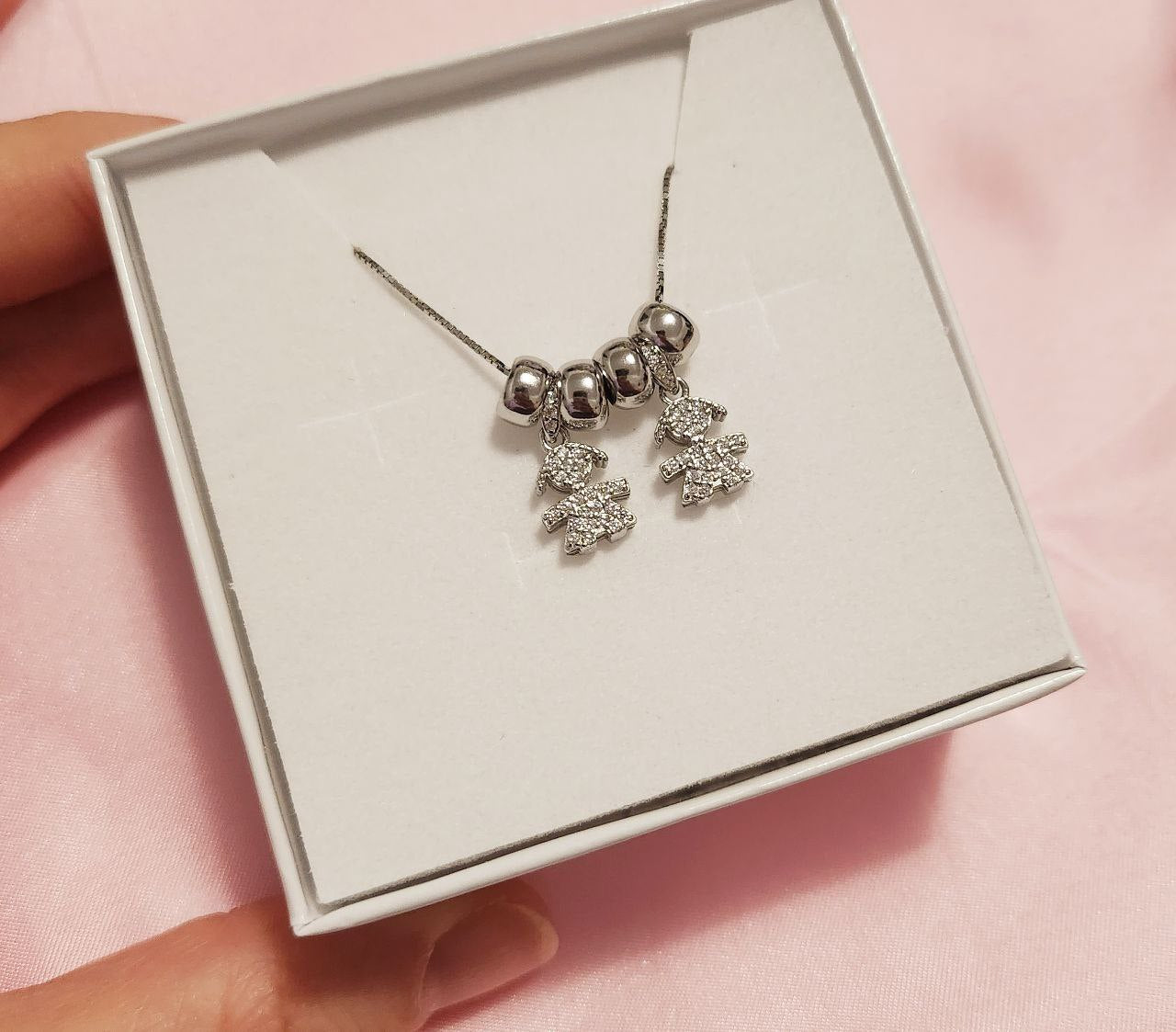 Collana con due bimbe e ciambelline