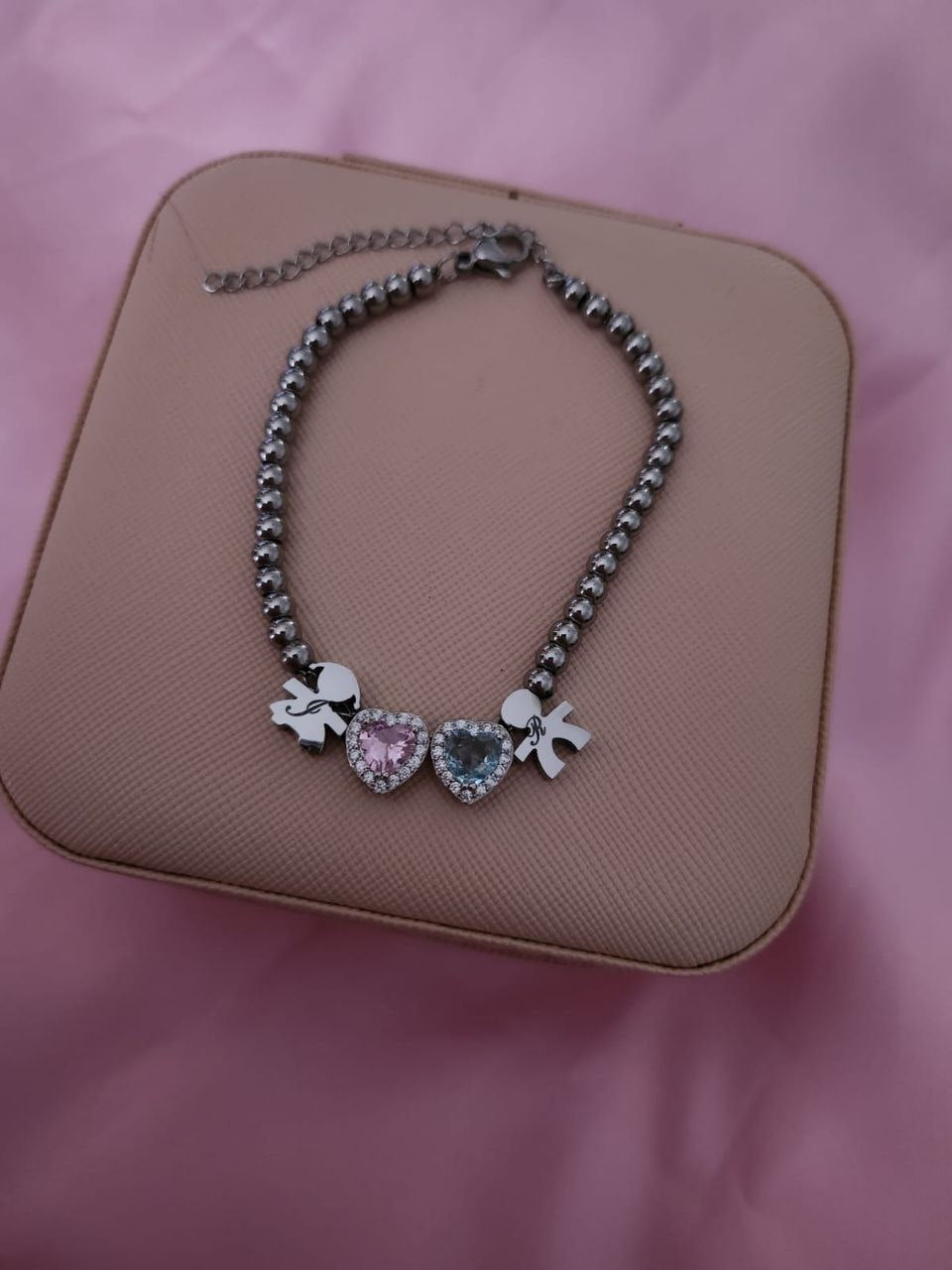 Bracciale perline con due bebè personalizzati + due cuori maxi acquamarina e rosa