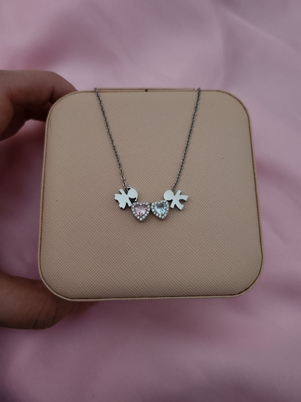 Collana con bimbo e bimba con cuore rosa acquamarina