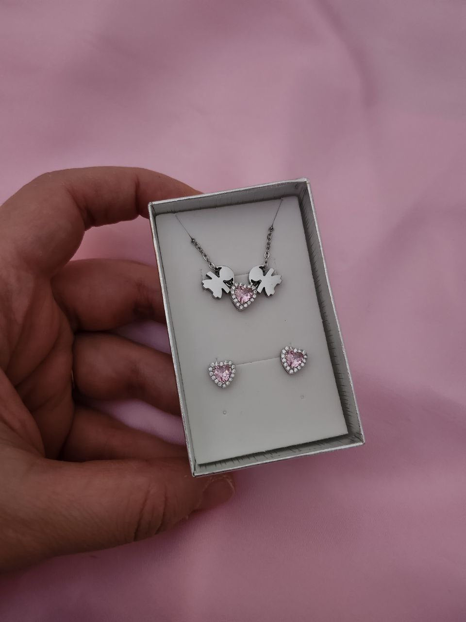 Set con collana due bimbe con cuore e orecchini colorazione rosa