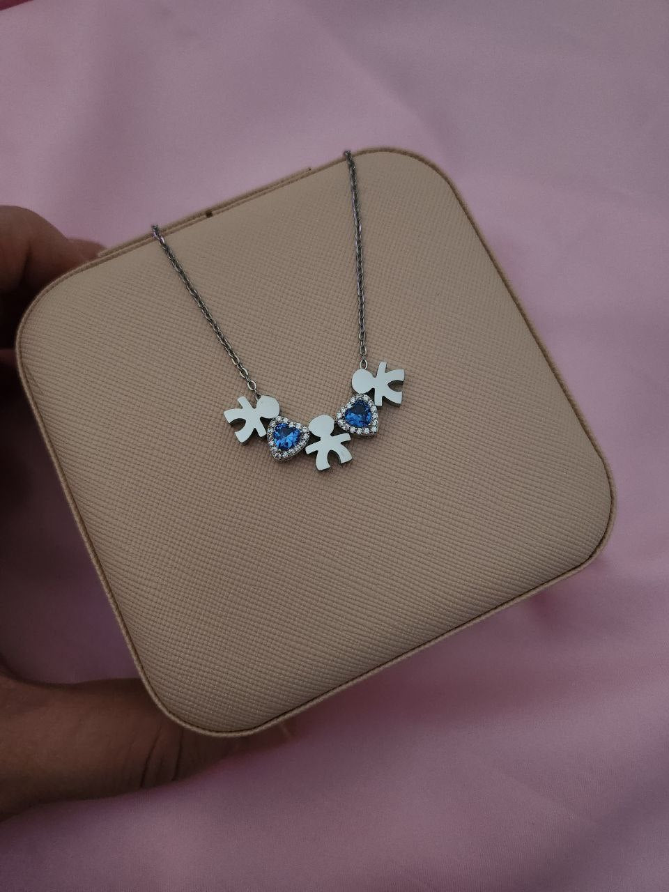 Collana con tre bimbi e cuore azzurro intenso