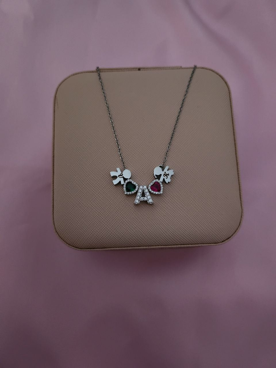 Collana con due bimbi personalizzati , lettera e cuori