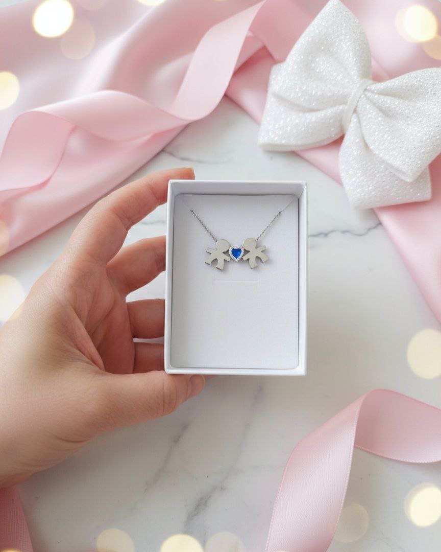 Collana con due bimbi senza personalizzazione e cuore azzurro