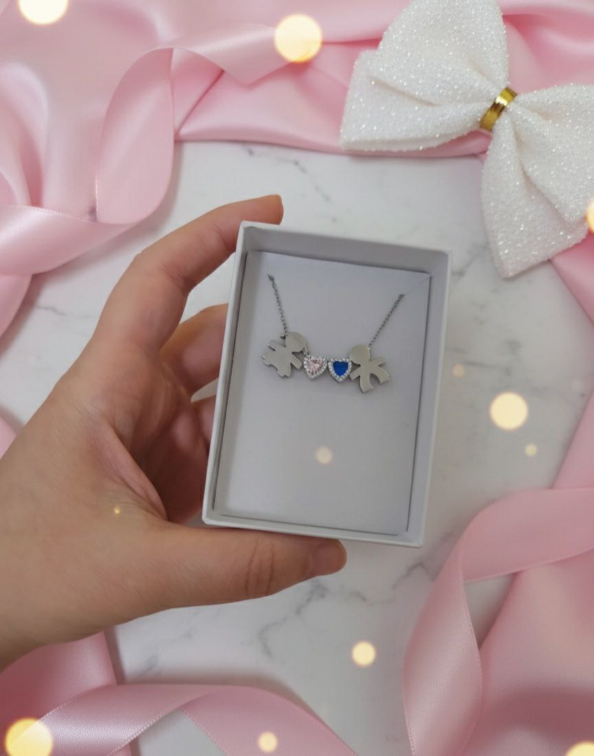 Collana con bimbo e bimba senza personalizzazione e cuore rosa e azzurro intenso