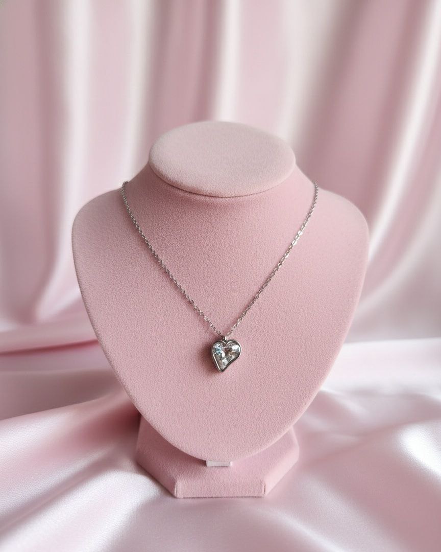 Collana con cuore asimmetrico bianco