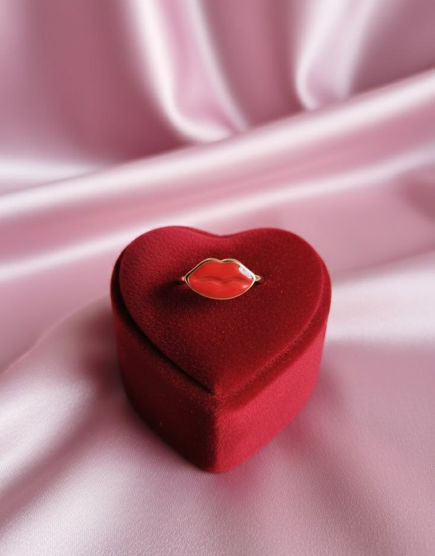 Anello con bacio colore oro e rosso