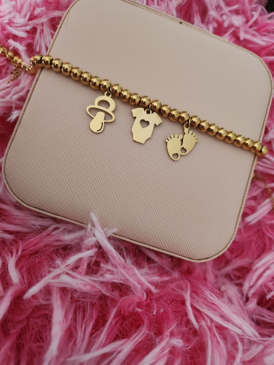 Bracciale perline con tre charm baby gold