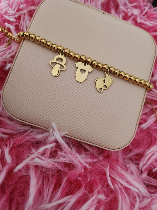 Bracciale perline con tre charm baby gold
