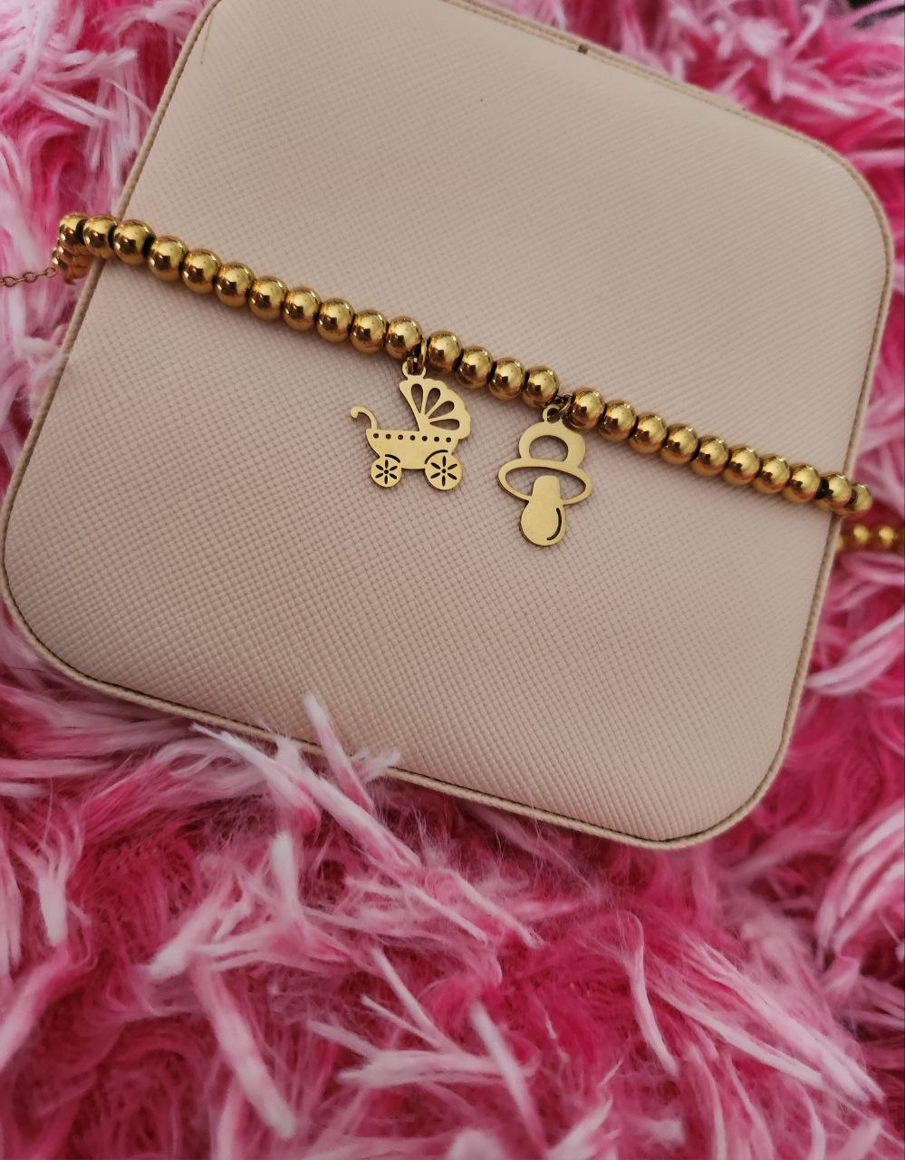 Bracciale perline con due charm baby gold