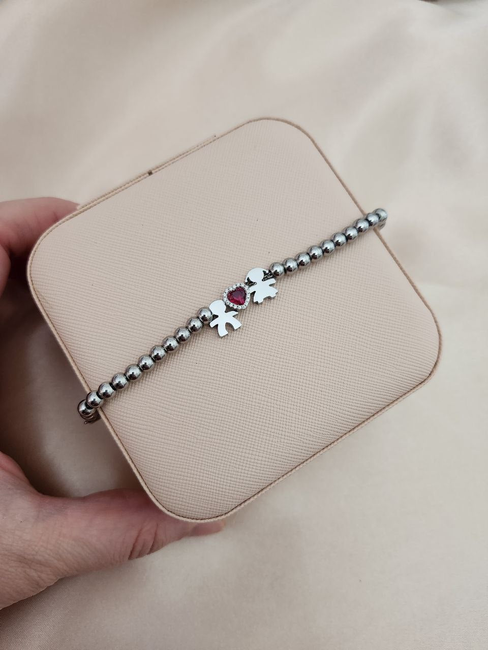 Bracciale perline con due bimbi(maschio e femmina) e cuore rosso