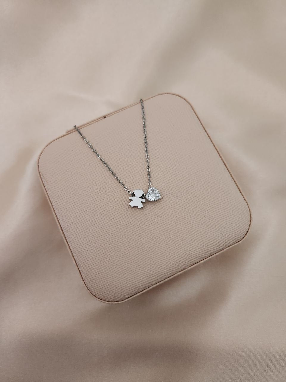 Collana bimba e cuore bianco