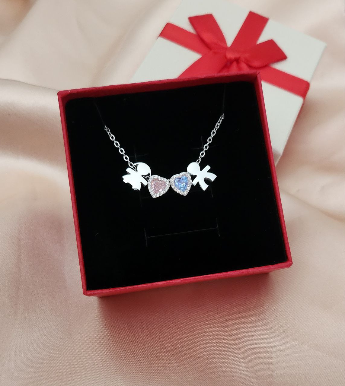 Collana con due bimbi e cuore rosa e azzurro