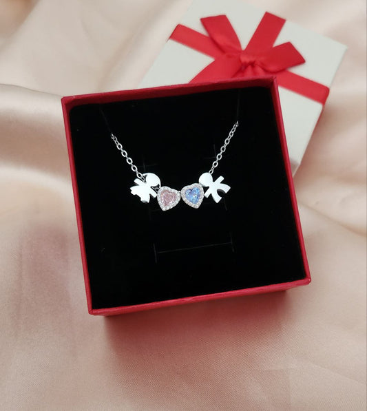 Collana con due bimbi e cuore rosa e azzurro