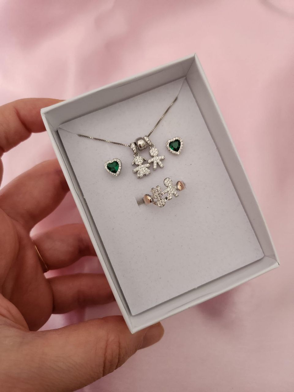 SET: collana con due bimbi pendenti e orecchini cuori verdi+  con anello    - argento 925