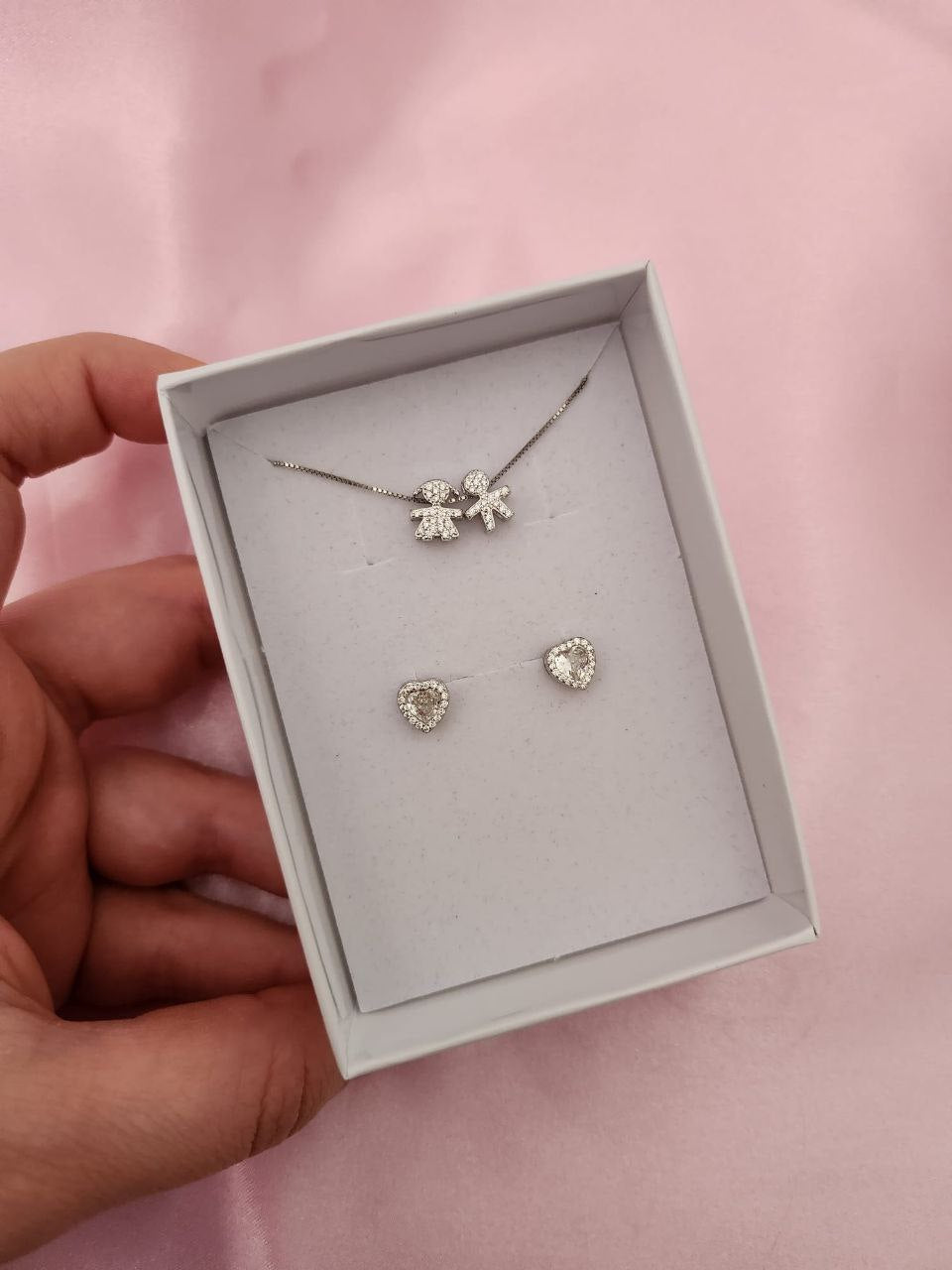 collana con due bimbi passanti e orecchini cuori bianchi     - argento 925