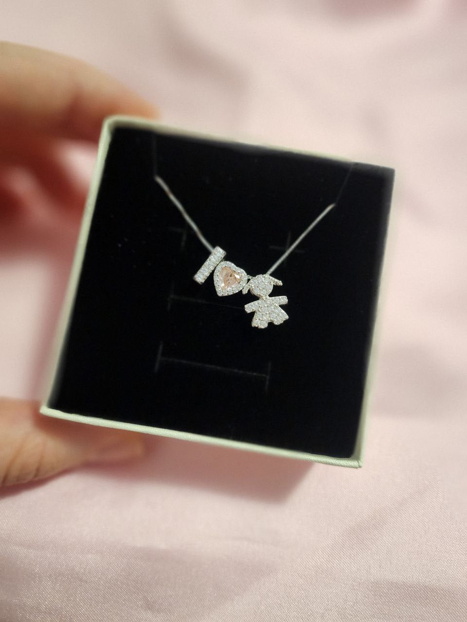 Collana con iniziale personalizzata + cuore rosa + bimba passante - argento 925