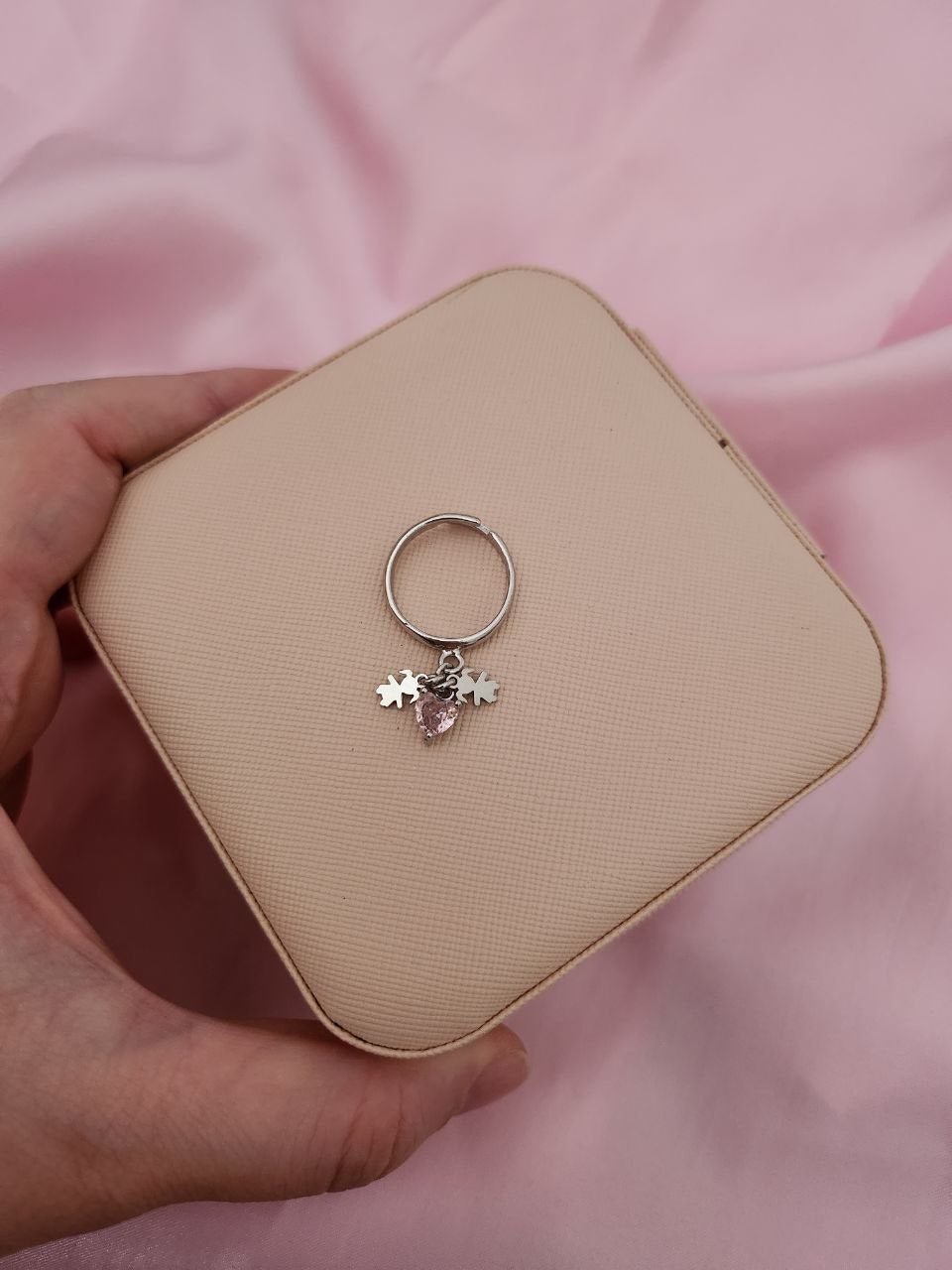 Anello con pendenti:  cuore rosa  e 2  bimbe- argento 925