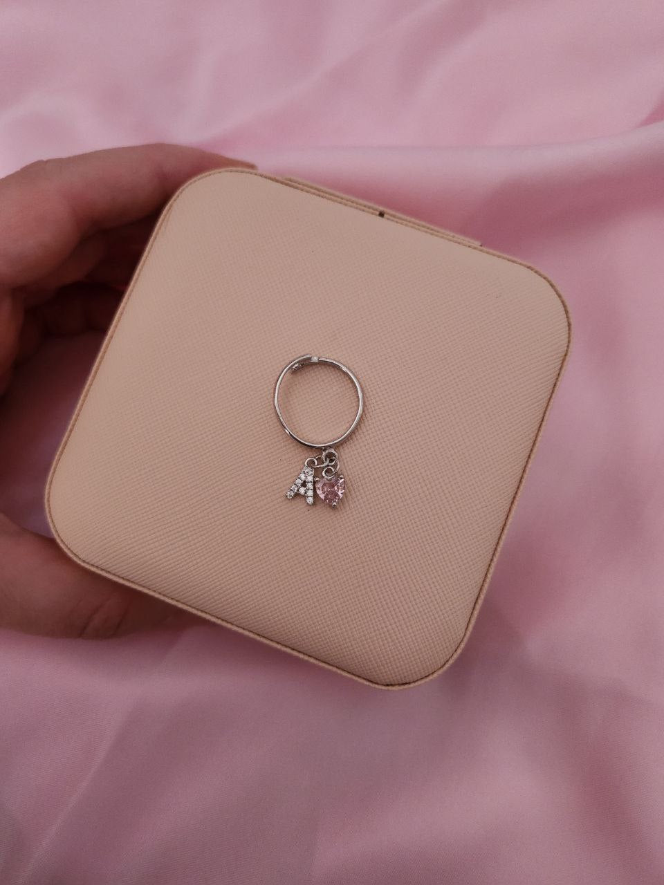 Anello con pendenti:  cuore rosa e iniziale- argento 925