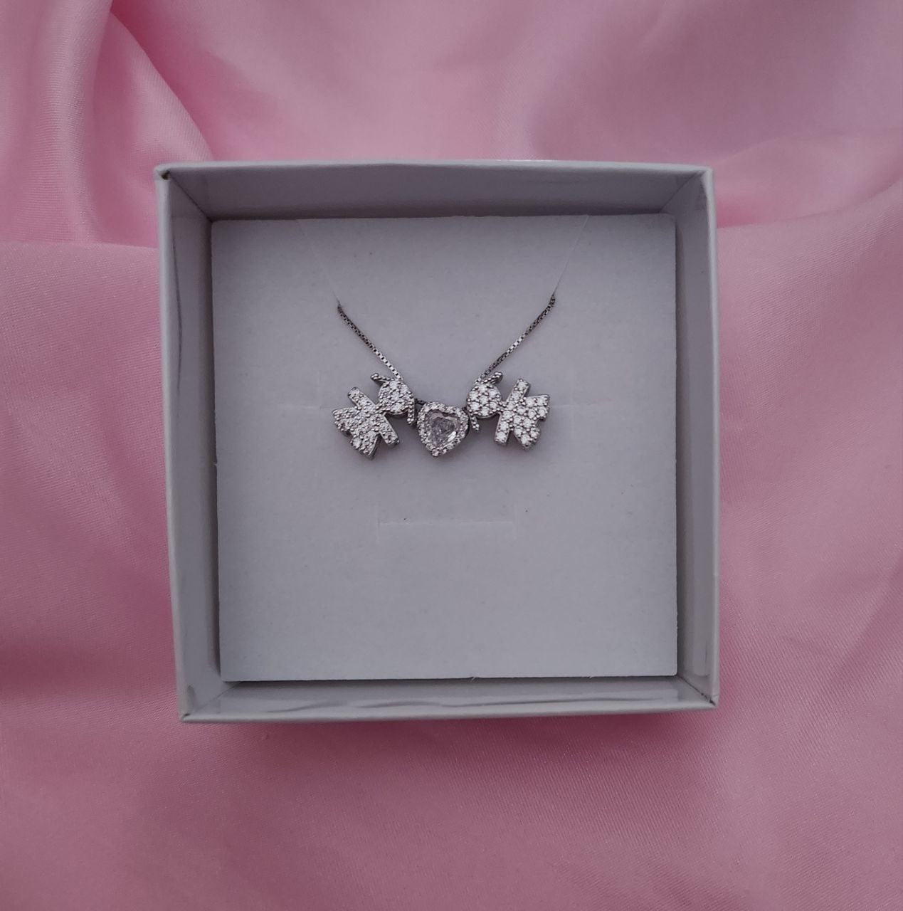 Collana con due bimbe e cuore bianco passanti - argento 925