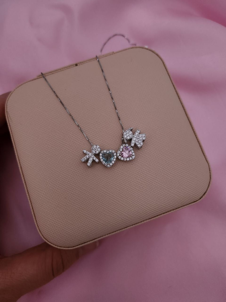 Collana con bimbo e bimba e due cuori interni acquamarina e rosa  - argento 925