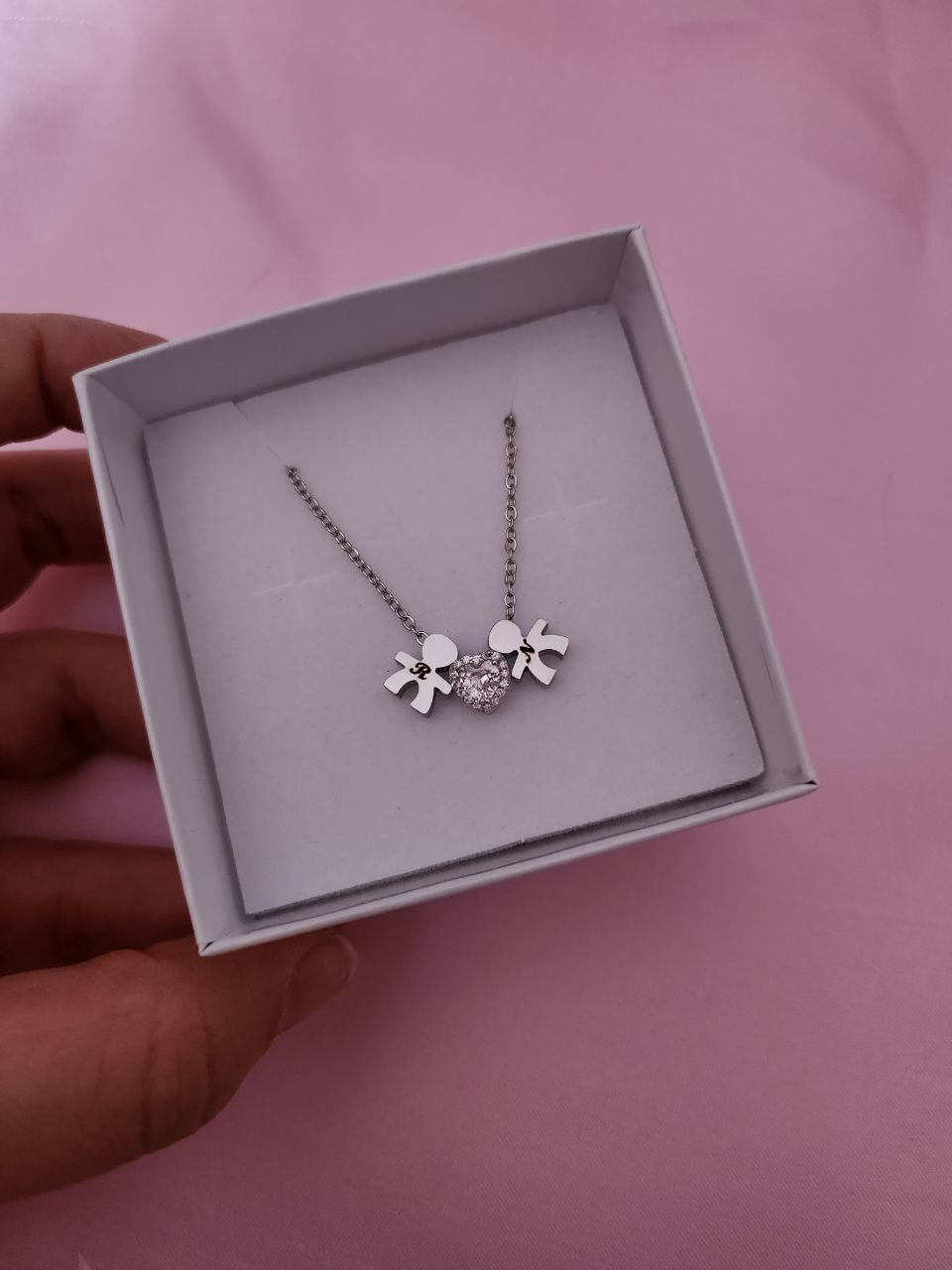 Collana con bebè maschi con incisione personalizzata + cuore bianco
