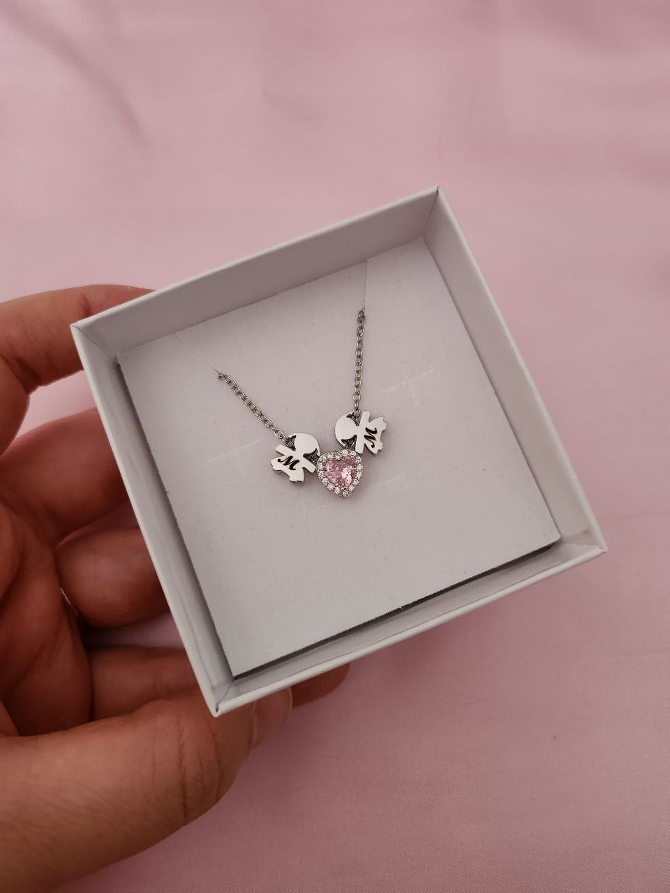 Collana con bebè femmine con incisione personalizzata + cuore rosa