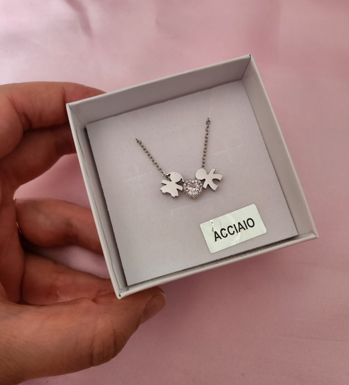 Collana con bebè femmina e maschio con cuore bianco