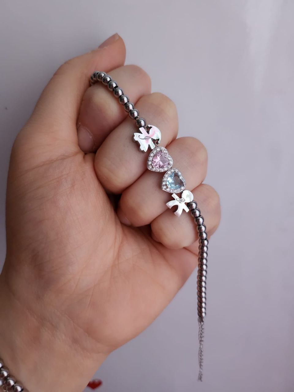 Bracciale perline con due bebè personalizzati + due cuori maxi acquamarina e rosa