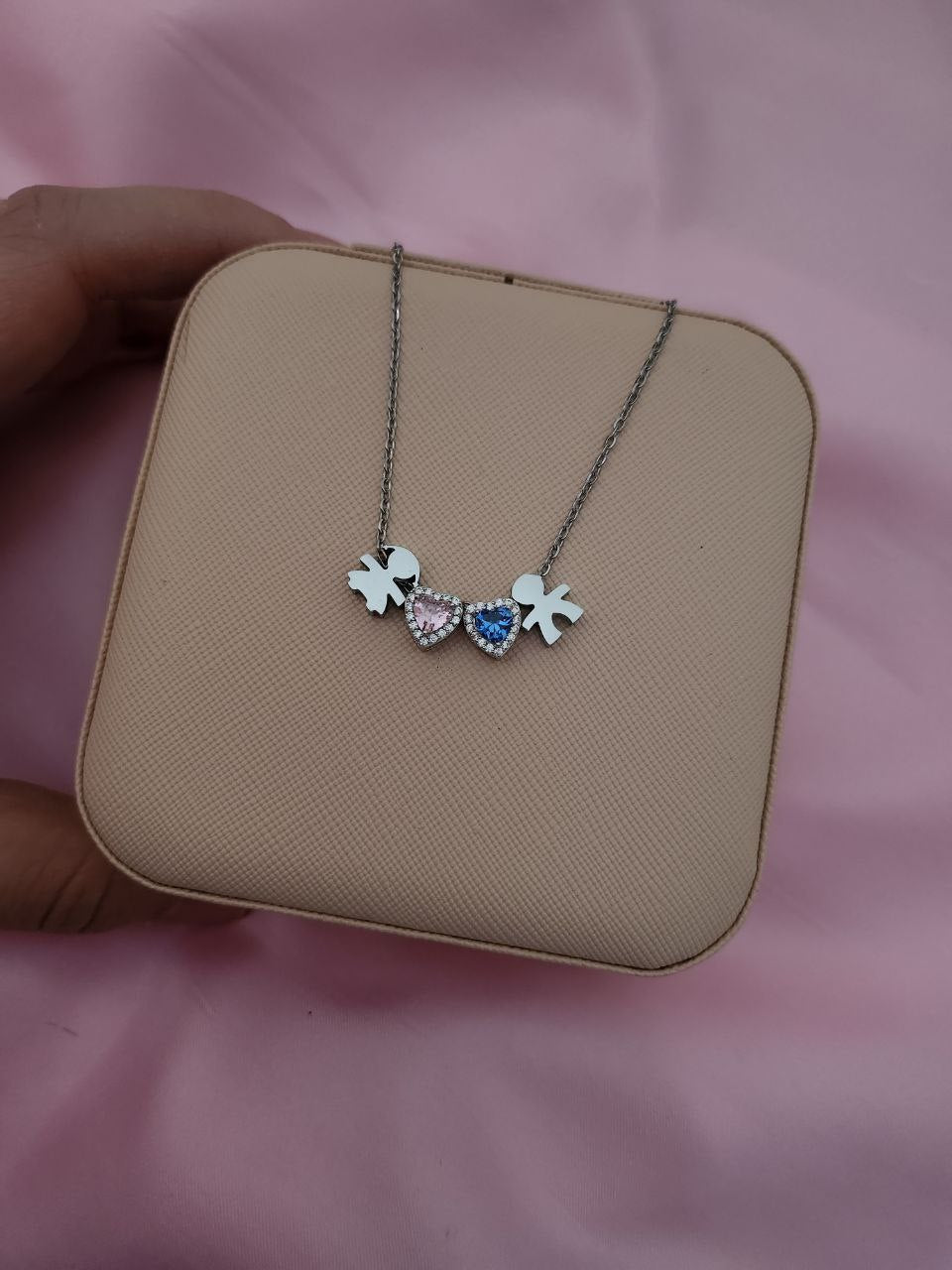 Collana con bimbo e bimba  con cuore rosa e azzurro intenso alternati