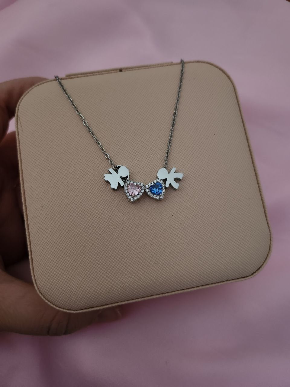 Collana con bimbo e bimba  con cuore rosa e azzurro intenso alternati