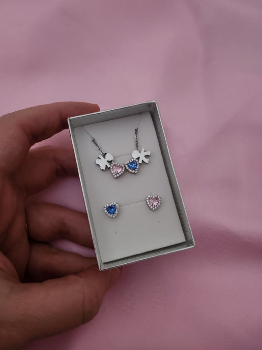 Set con collana bimbo maschio e bimba femmina con cuore e orecchini alternati colorazione rosa e azzurro intenso