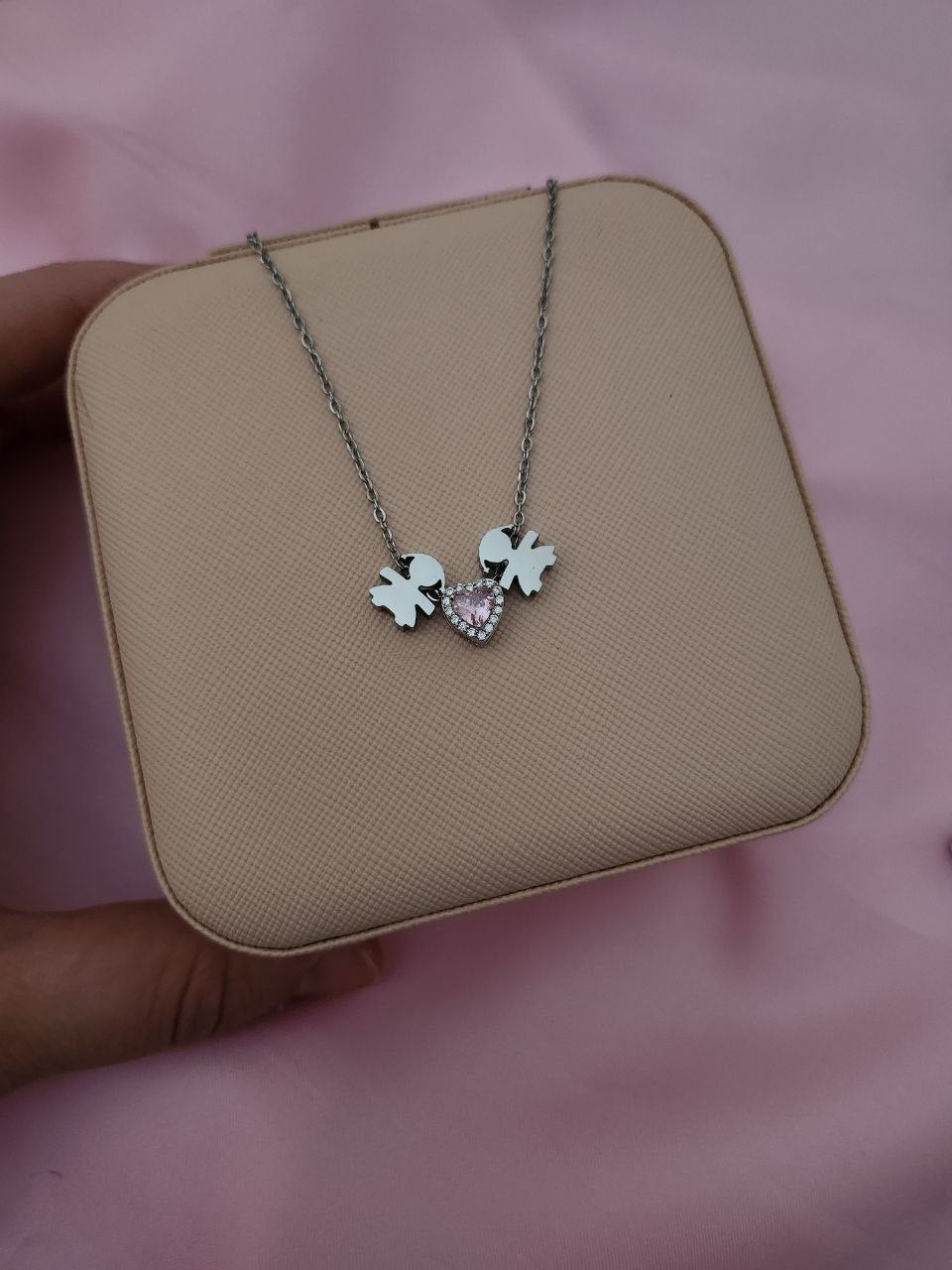 Collana con due bimbe e cuore rosa