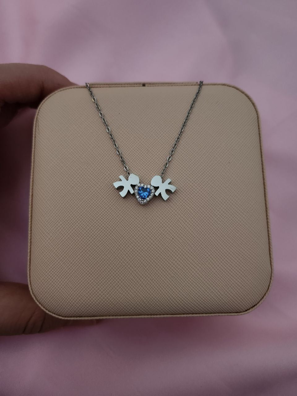 Collana con due bimbi e cuore azzurro intenso