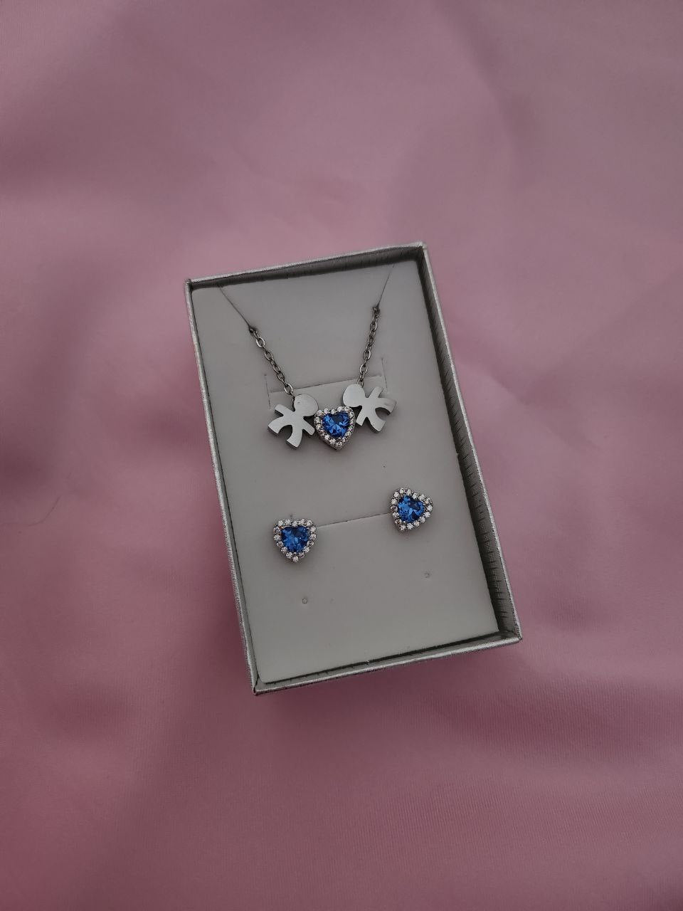 Set con collana due bimbi con cuore e orecchini cuore colorazione azzurro intenso