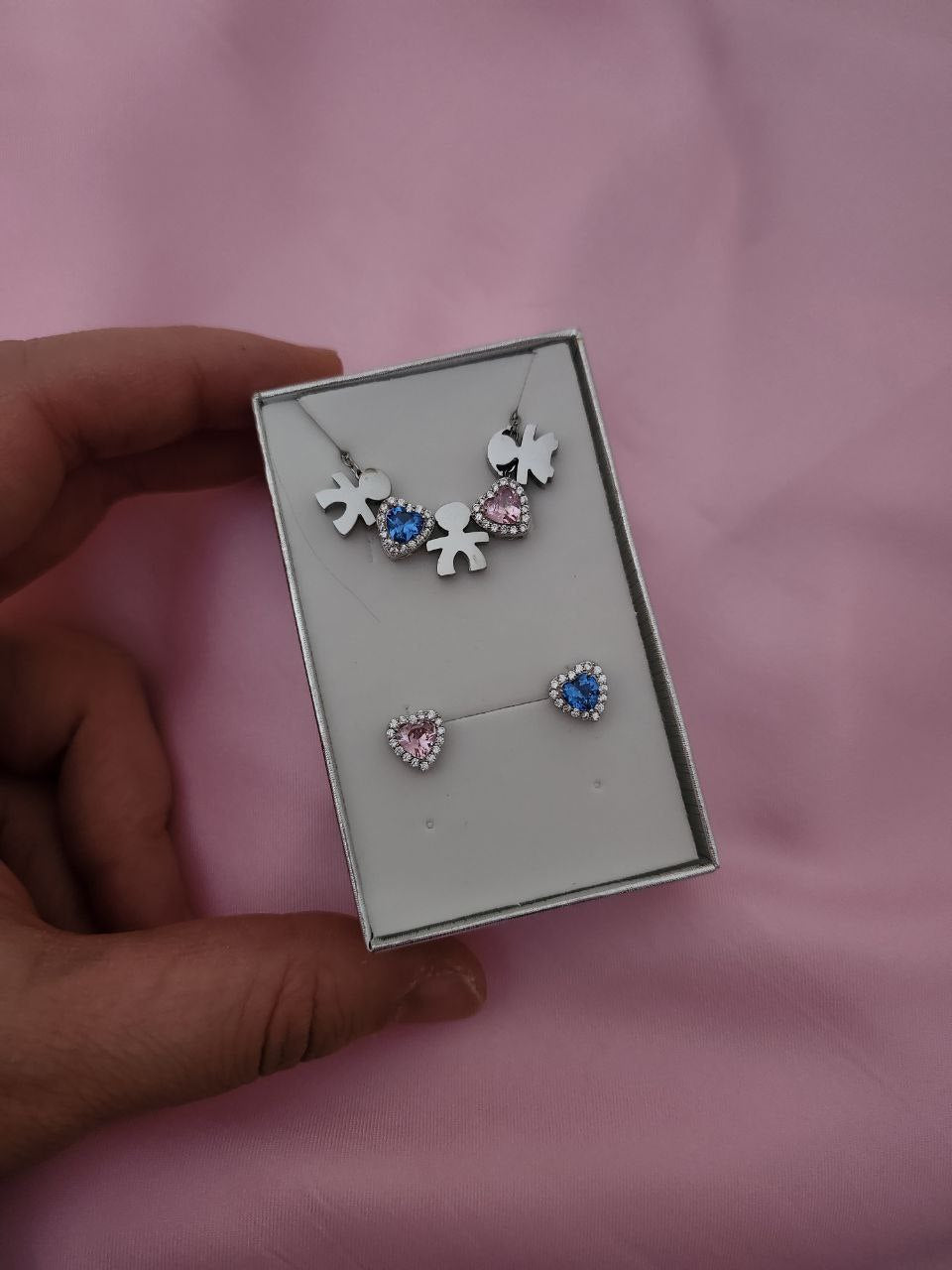 Set con collana due bimbi e 1 bimba con cuore e orecchini cuore colorazione azzurro intenso e rosa