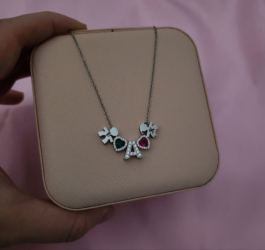 Collana con due bimbi personalizzati , lettera e cuori