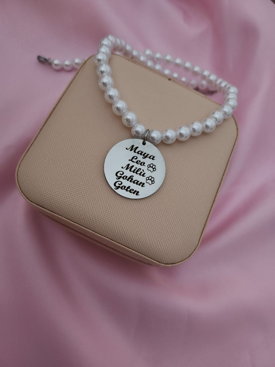 Collana di perle con ciondolo personalizzato
