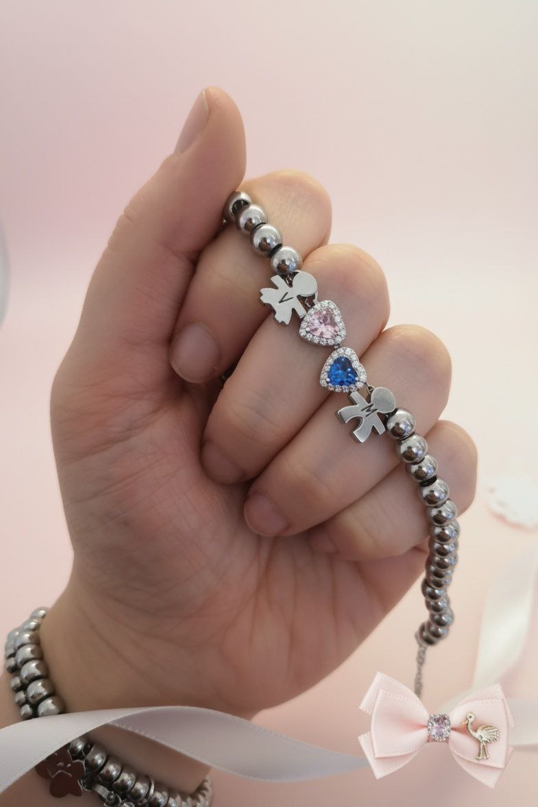 Bracciale perline con due bimbi personalizzati e due cuori azzurro e rosa