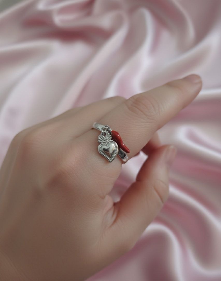 Anello ciondoli cuore sacro e corno