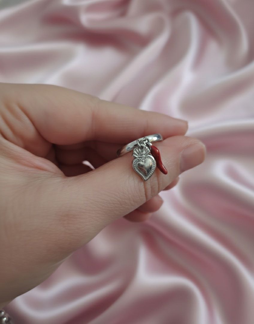 Anello ciondoli cuore sacro e corno