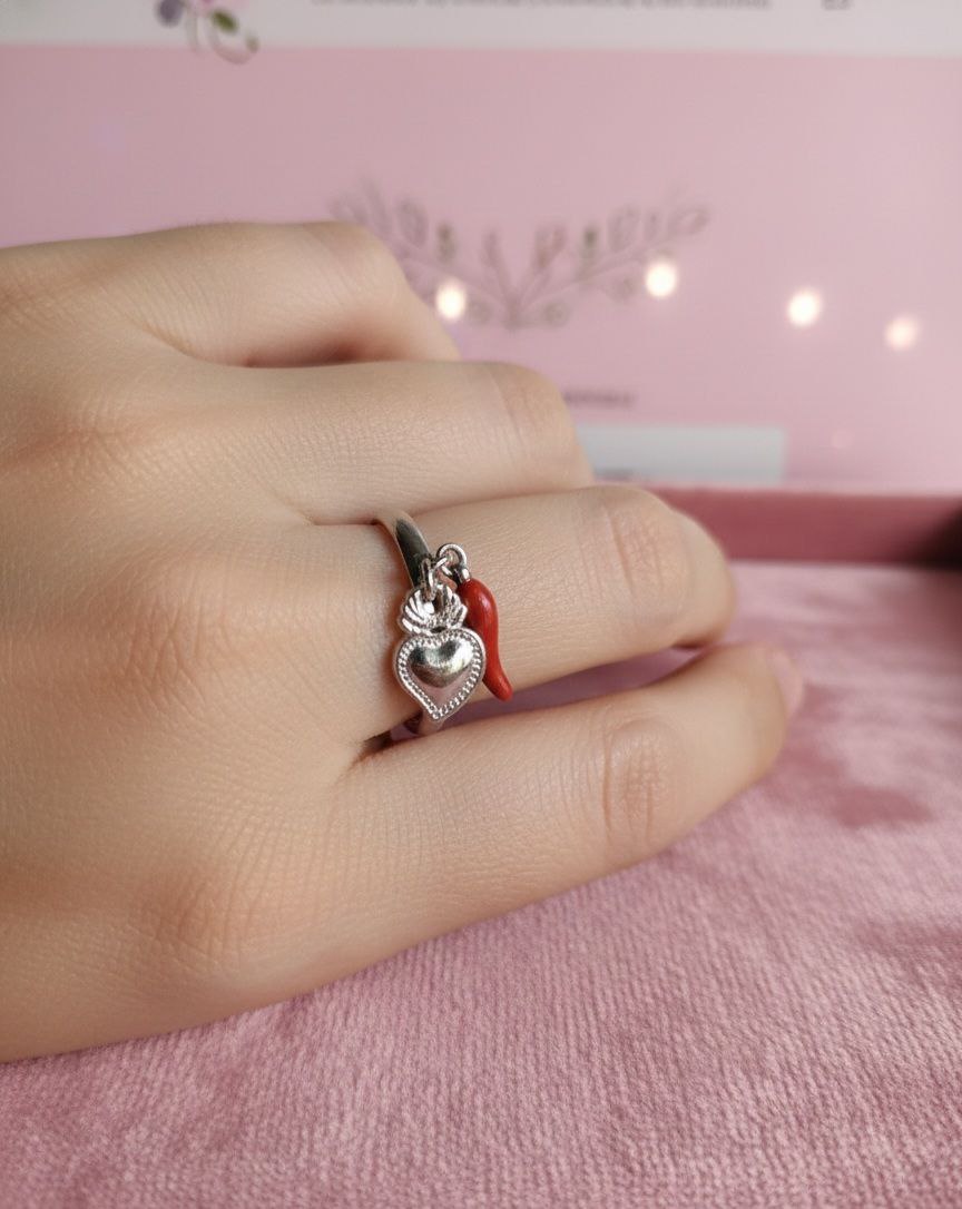 Anello ciondoli cuore sacro e corno