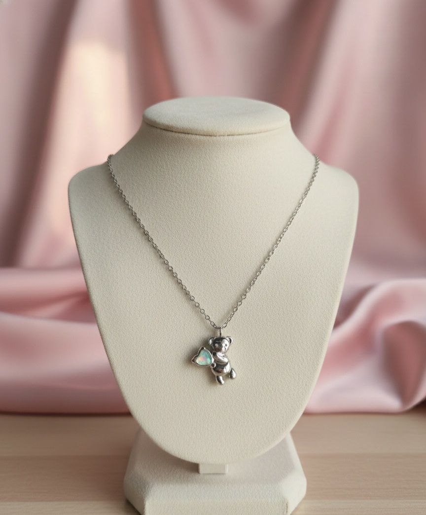 Collana  con orsetto e cuoricino bianco madreperla