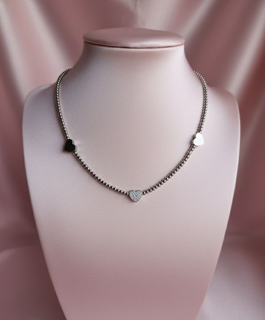 Collana  con perline e 3 cuoricini