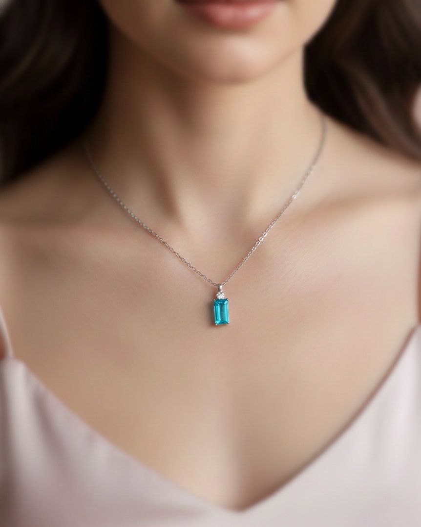 Collana con punto luce azzurro
