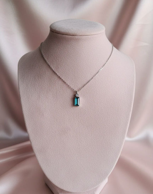 Collana con punto luce azzurro