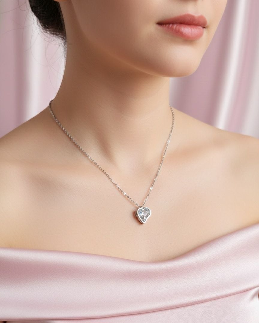 Collana con cuore asimmetrico bianco