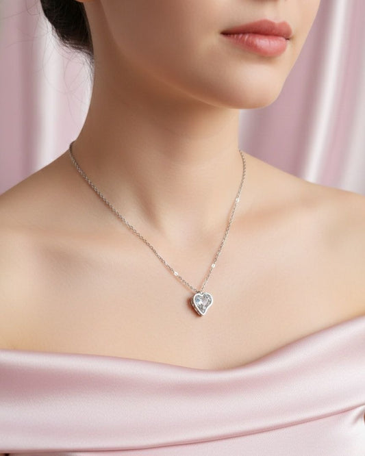 Collana con cuore asimmetrico bianco