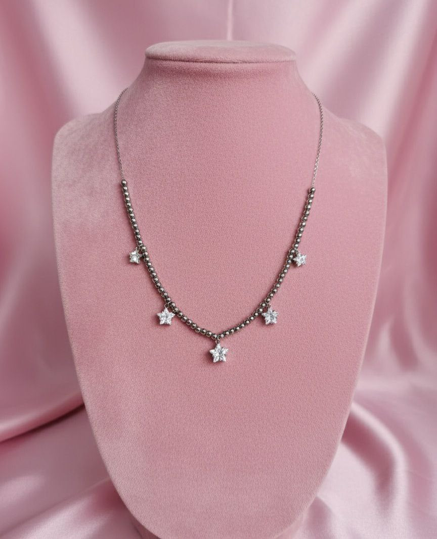 Collana con perline e stelle pendenti silver